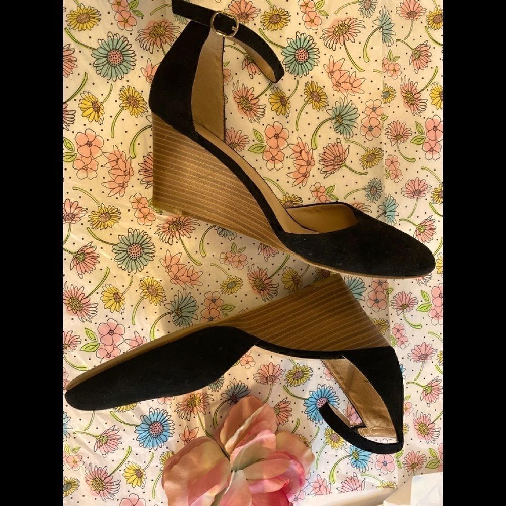 💥Women’s Wanda Microsuede Rounded Toe Wedge pump Size :11